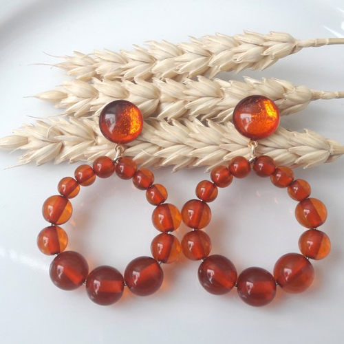 Boucles d'oreilles (petit modèle) créoles perles ambres en résine - esprit vintage