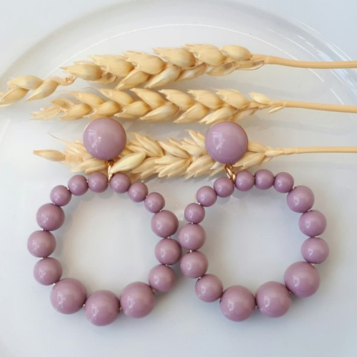 Boucles d'oreilles (modèle moyen) créoles perles lilas en résine - esprit vintage