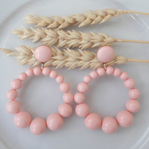 Boucles d'oreilles (grand modèle) créoles perles rose dragée en résine - esprit vintage