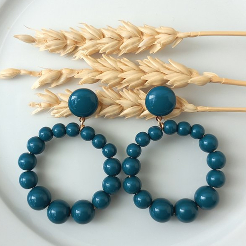 Boucles d'oreilles (modèle moyen) créoles perles bleu canard en résine - esprit vintage
