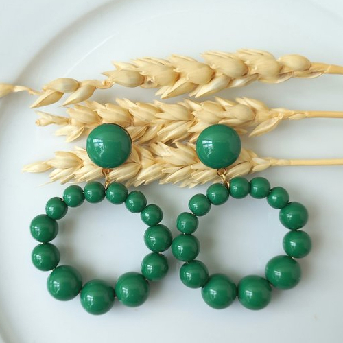 Boucles d'oreilles (petit modèle) créoles perles vert sapin en résine - esprit vintage