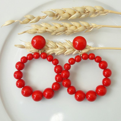 Boucles d'oreilles (modèle moyen) créoles perles rouges en résine - esprit vintage