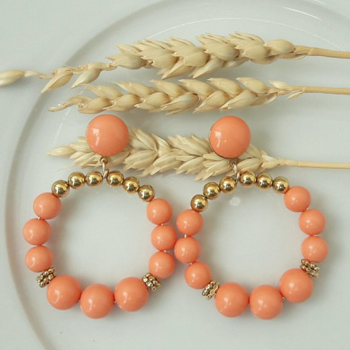 Boucles d'oreilles aurore - créoles perles dorées et orange corail en résine - esprit vintage