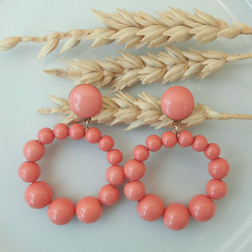 Boucles d'oreilles (petit modèle) créoles perles rose corail en résine - esprit vintage