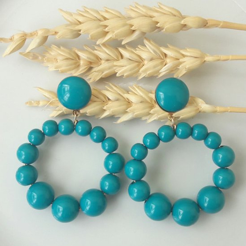 Boucles d'oreilles (petit modèle) créoles perles turquoises en résine - esprit vintage