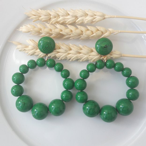 Boucles d'oreilles (modèle xl) créoles perles vertes imitation malachite en résine - esprit vintage