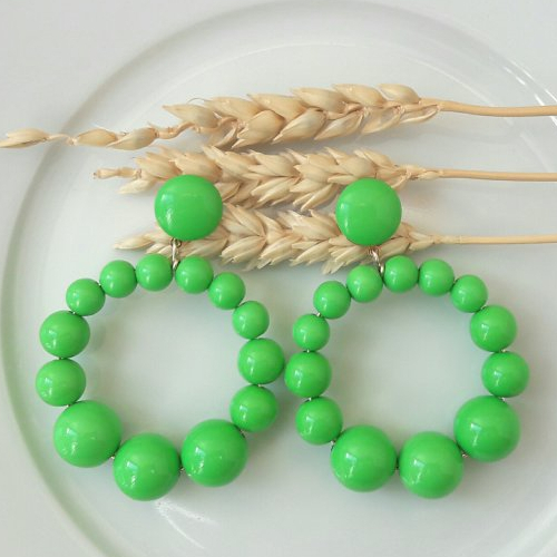 Boucles d'oreilles (modèle xl) créoles perles vert prairie en résine - esprit vintage