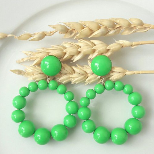 Boucles d'oreilles (petit modèle) créoles perles vert prairie en résine - esprit vintage