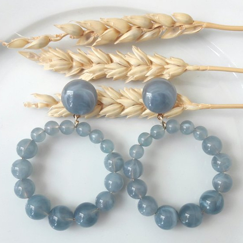 Boucles d'oreilles (modèle moyen) créoles perles bleu gris marbré en résine transparente - esprit vintage