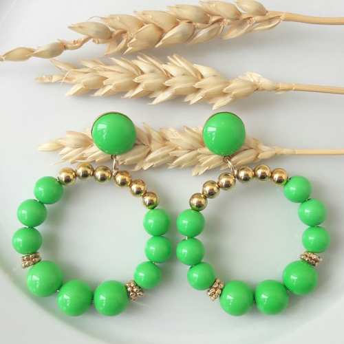 Boucles d'oreilles aurore - créoles perles dorées et vert prairie en résine - esprit vintage