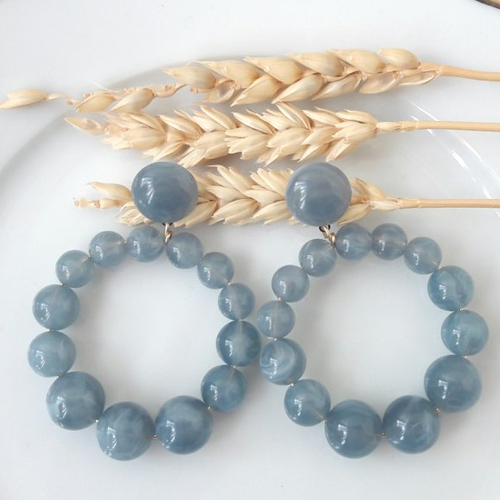 Boucles d'oreilles (grand modèle) créoles perles bleu gris marbré en résine transparente - esprit vintage