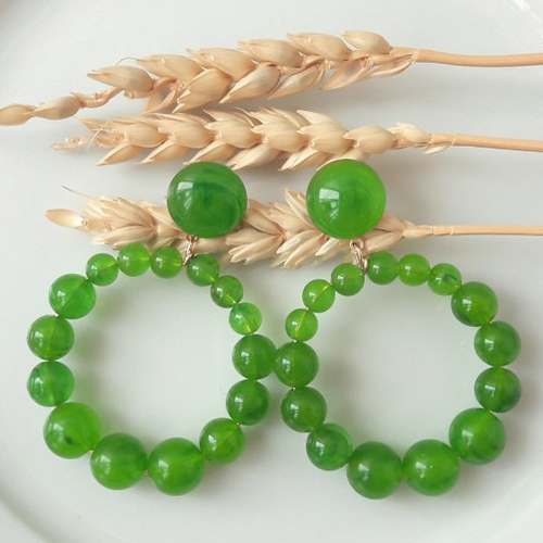 Boucles d'oreilles (modèle moyen) créoles perles vert marbré en résine transparente - esprit vintage