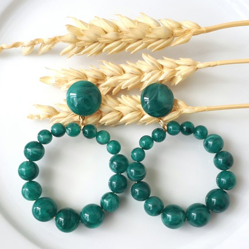 Boucles d'oreilles (modèle moyen) créoles perles vert pin marbré en résine transparente - esprit vintage