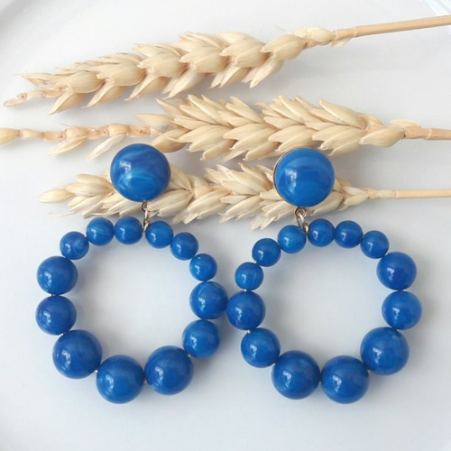 Boucles d'oreilles (petit modèle) créoles perles bleu royal marbré en résine - esprit vintage