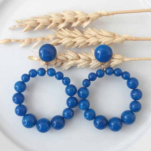 Boucles d'oreilles (modèle moyen) créoles perles bleu royal marbré en résine - esprit vintage