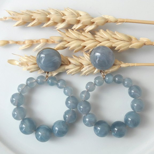 Boucles d'oreilles (petit modèle) créoles perles bleu gris marbré en résine transparente - esprit vintage
