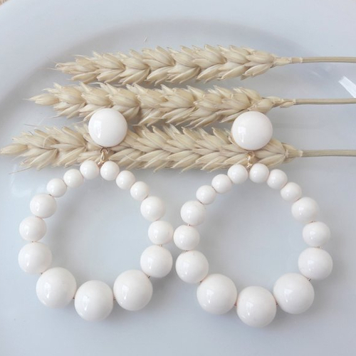 Boucles d'oreilles (grand modèle) créoles perles ivoires  en résine - esprit vintage