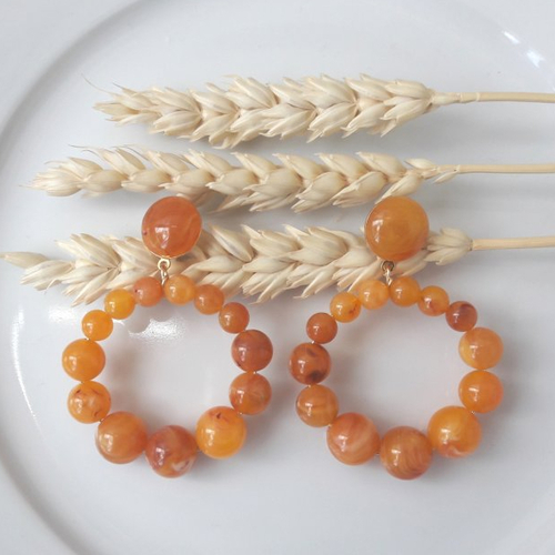 Boucles d'oreilles (petit modèle) créoles perles ambre - abricot marbré en résine - esprit vintage