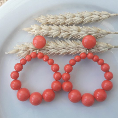 Boucles d'oreilles (grand modèle) créoles perles rouge corail en résine - esprit vintage