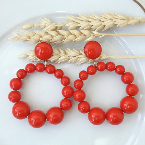 Boucles d'oreilles (modèle xl) créoles perles rouges en résine - esprit vintage