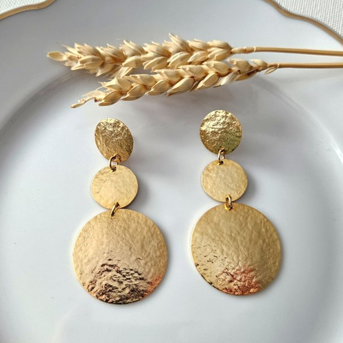 Boucles d'oreilles maddy - pendentif rond effet martelé doré à l'or fin 24 k