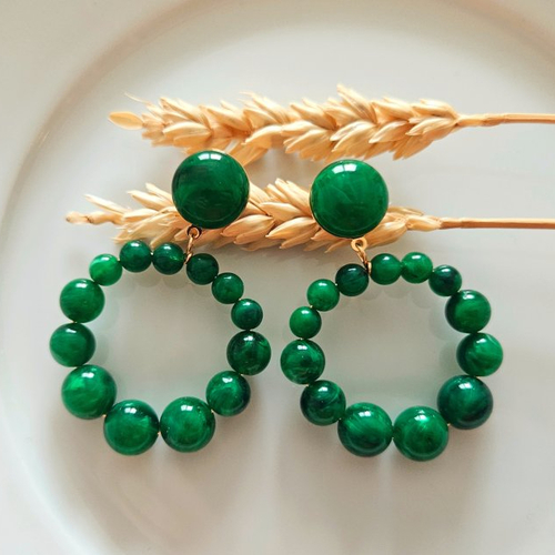 Boucles d'oreilles (petit modèle) créoles perles vert foncé marbré en résine - esprit vintage