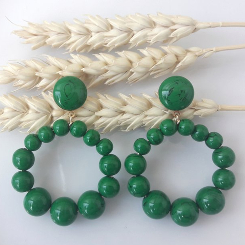 Boucles d'oreilles (petit modèle) créoles perles vert imitation malachite en résine - esprit vintage