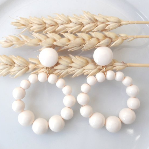Boucles d'oreilles (petit modèle) créoles perles ivoires en résine - esprit vintage