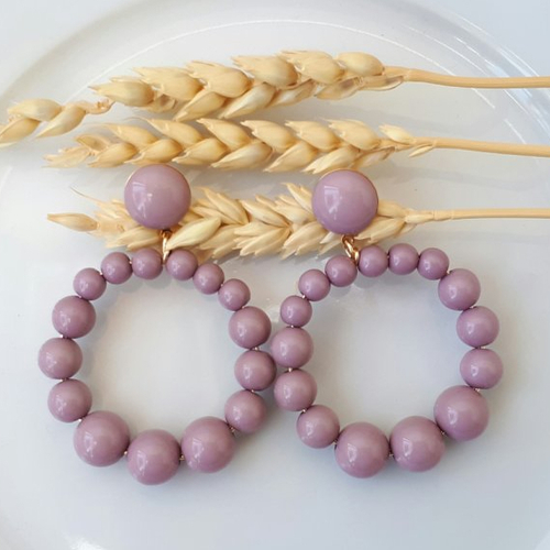 Boucles d'oreilles (modèle moyen) créoles perles lilas en résine - esprit vintage