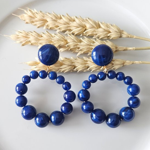 Boucles d'oreilles (petit modèle) créoles perles bleu marine marbré en résine - esprit vintage