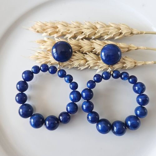 Boucles d'oreilles (modèle moyen) créoles perles bleu marine marbré en résine - esprit vintage