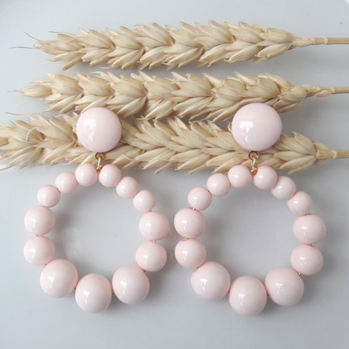 Boucles d'oreilles (petit modèle) créoles perles rose poudré en résine - esprit vintage