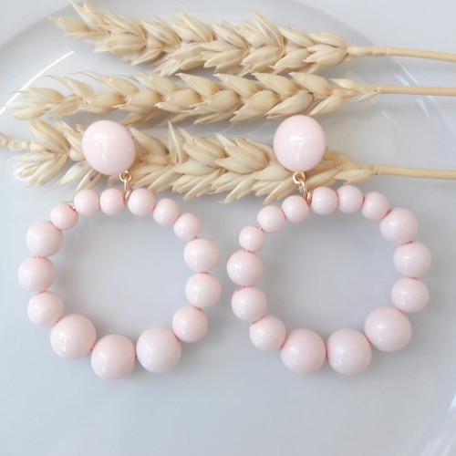 Boucles d'oreilles (modèle moyen) créoles perles rose poudré en résine - esprit vintage