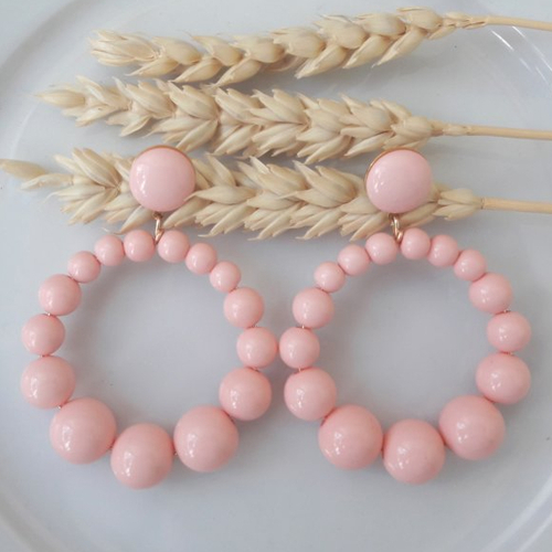 Boucles d'oreilles (grand modèle) créoles perles rose dragée en résine - esprit vintage