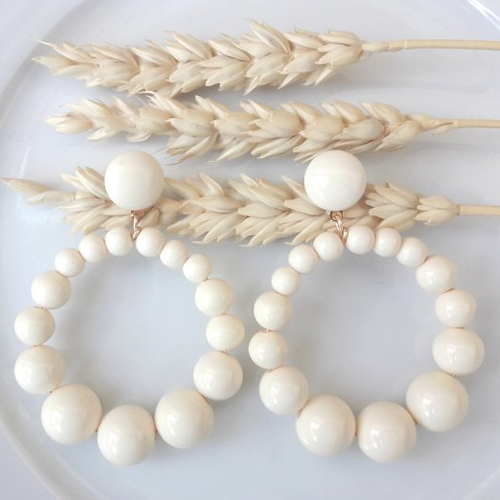 Boucles d'oreilles (grand modèle) créoles perles écru - crème en résine - esprit vintage