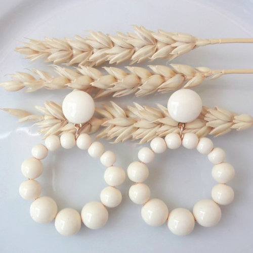 Boucles d'oreilles (petit modèle) créoles perles écru - crème en résine - esprit vintage