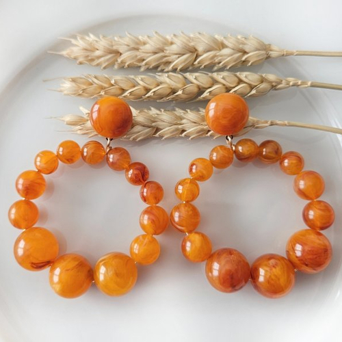 Boucles d'oreilles (modèle xl) créoles perles abricot marbré en résine transparente - esprit vintage