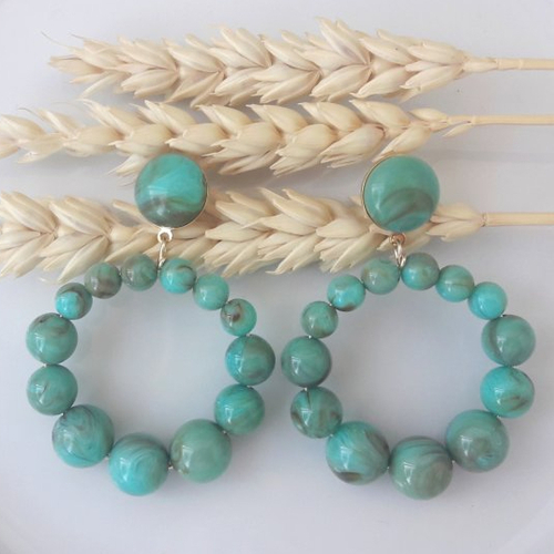 Boucles d'oreilles (petit modèle) créoles perles turquoise marbré en résine - esprit vintage