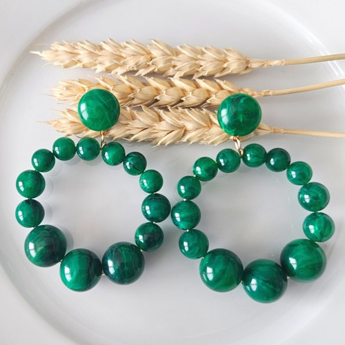 Boucles d'oreilles (modèle xl) créoles perles vert foncé marbré en résine transparente - esprit vintage