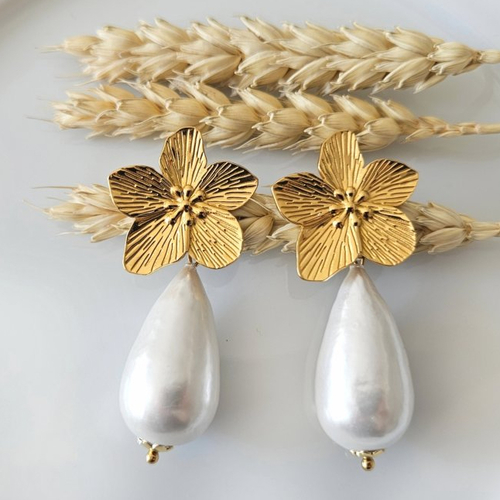 Boucles d'oreilles vanille - goutte blanche nacrée + fleur dorée - esprit vintage