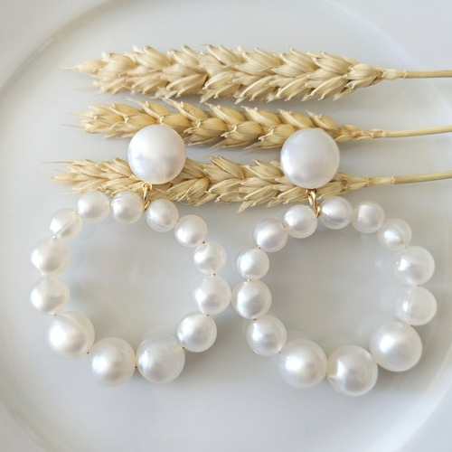 Boucles d'oreilles (grand modèle) créoles perles blanc nacré en résine - esprit vintage