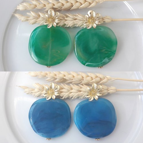 Boucles d'oreilles amelia - palet irrégulier en résine et clou fleur - esprit vintage