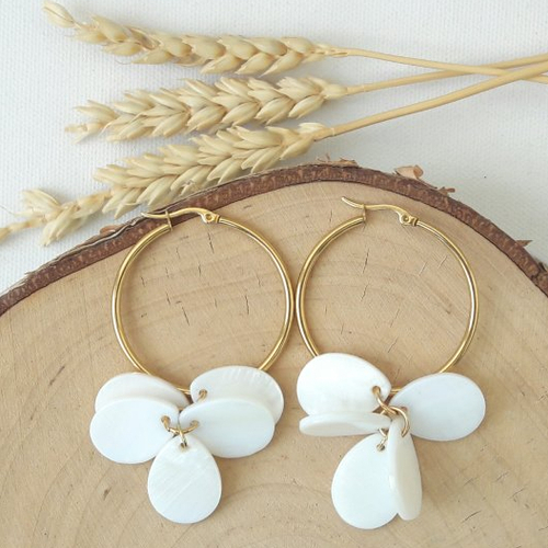 Boucles d'oreilles victoire bis - créoles fleurs en nacre blanc