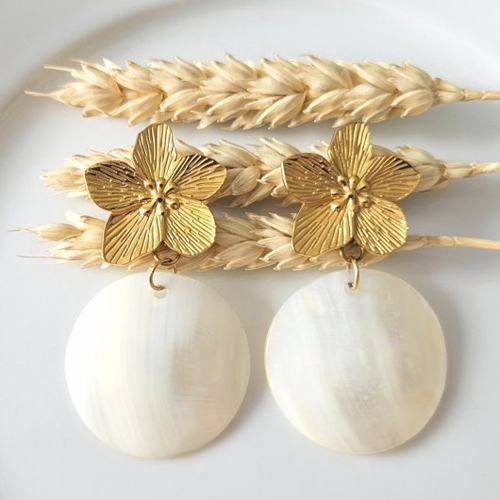 Boucles d'oreilles élia - pendentifs en nacre + fleur dorée - esprit vintage