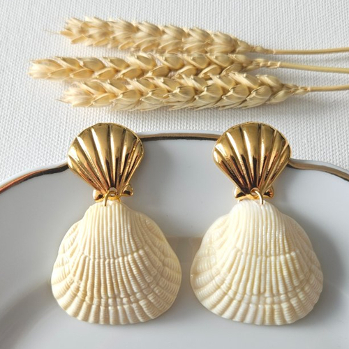 Boucles d'oreilles mary - pendentif résine et clou coquillage