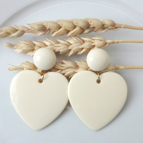 Boucles d'oreilles pendentif coeur en résine écru - esprit vintage
