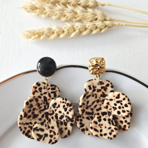 Boucles d'oreilles hortense - fleurs en relief beige tacheté marron en acétate esprit vintage