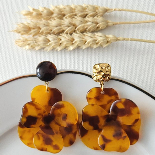 Boucles d'oreilles hortense - fleurs en relief marron caramel en acétate esprit vintage