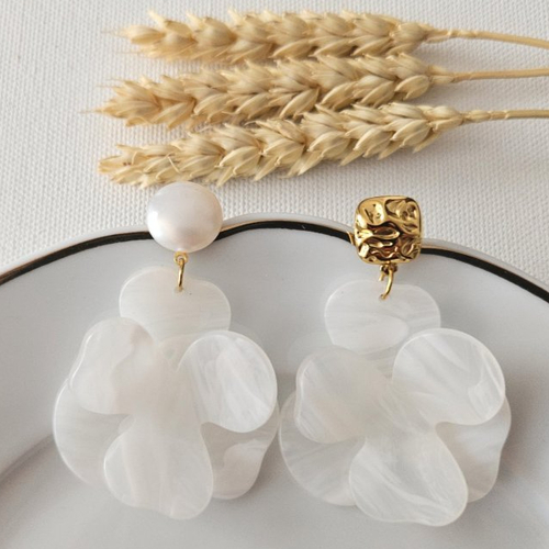 Boucles d'oreilles hortense - fleurs en relief marbré blanc en acétate esprit vintage