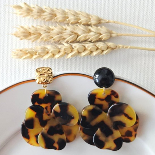 Boucles d'oreilles hortense - fleurs en relief marron noir en acétate esprit vintage